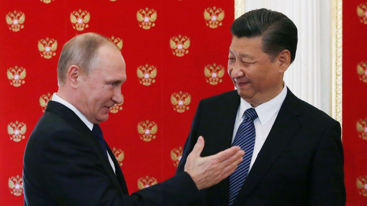 Prezydent Chin Xi Jinping na Kremlu
Russian President Vladimir Putin (L) gestures as he welcomes China's President Xi Jinping during an informal meeting in the Kremlin in Moscow on July 3, 2017, as Xi Jinping pays an official visit to Russia.  / AFP PHOTO / POOL / SERGEI CHIRIKOV
SERGEI CHIRIKOV
