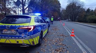 Jastrzębie-Zdrój: Rozpędzona osobówka wjechał w pracownika porządkującego drogę. Potrącony mężczyzna zginął na miejscu