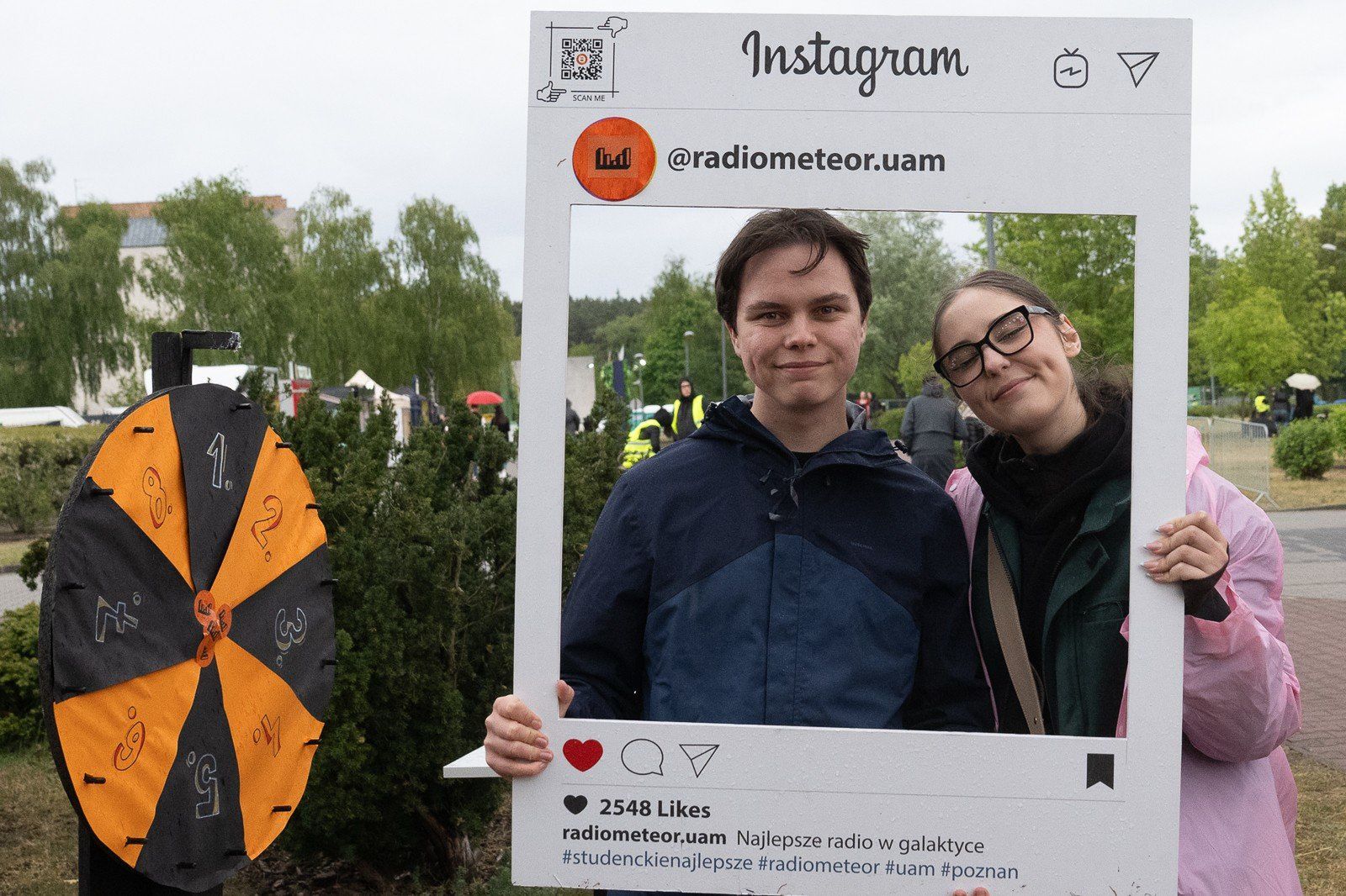 Mimo deszczowej pogody Wielkie Grillowanie przyciągnęło tłumy studentek i studentów.