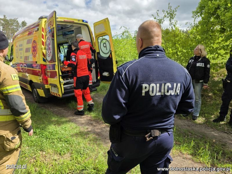 Spędził w lesie blisko dobę. Nieprzytomnego uratowali policjanci