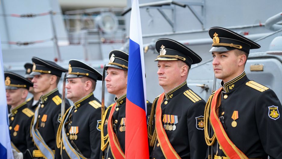Okr?t rosyjskiej marynarki wojennej Tatarstan dokuje w Baku
Azerbaijan Russia Naval Ship 8533441 10.10.2023 The crew of the rocket ship Tatarstan from the Russian Navy s Caspian Flotilla is pictured upon arrival in Baku port, Azerbaijan. Murad Orujov / Sputnik Baku Azerbaijan PUBLICATIONxINxGERxSUIxAUTxESTxLTUxLATxNORxSWExDENxNEDxPOLxUKxONLY Copyright: xMuradxOrujovx
IMAGO/Murad Orujov