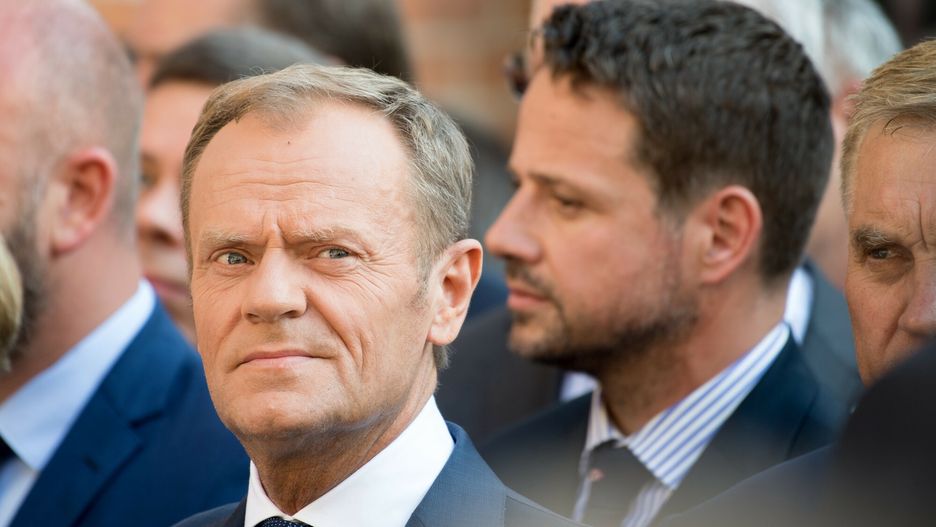 Donald Tusk, w tle Rafał Trzaskowski