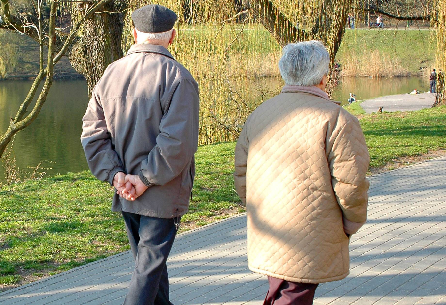 Seniorzy spacerują po parku