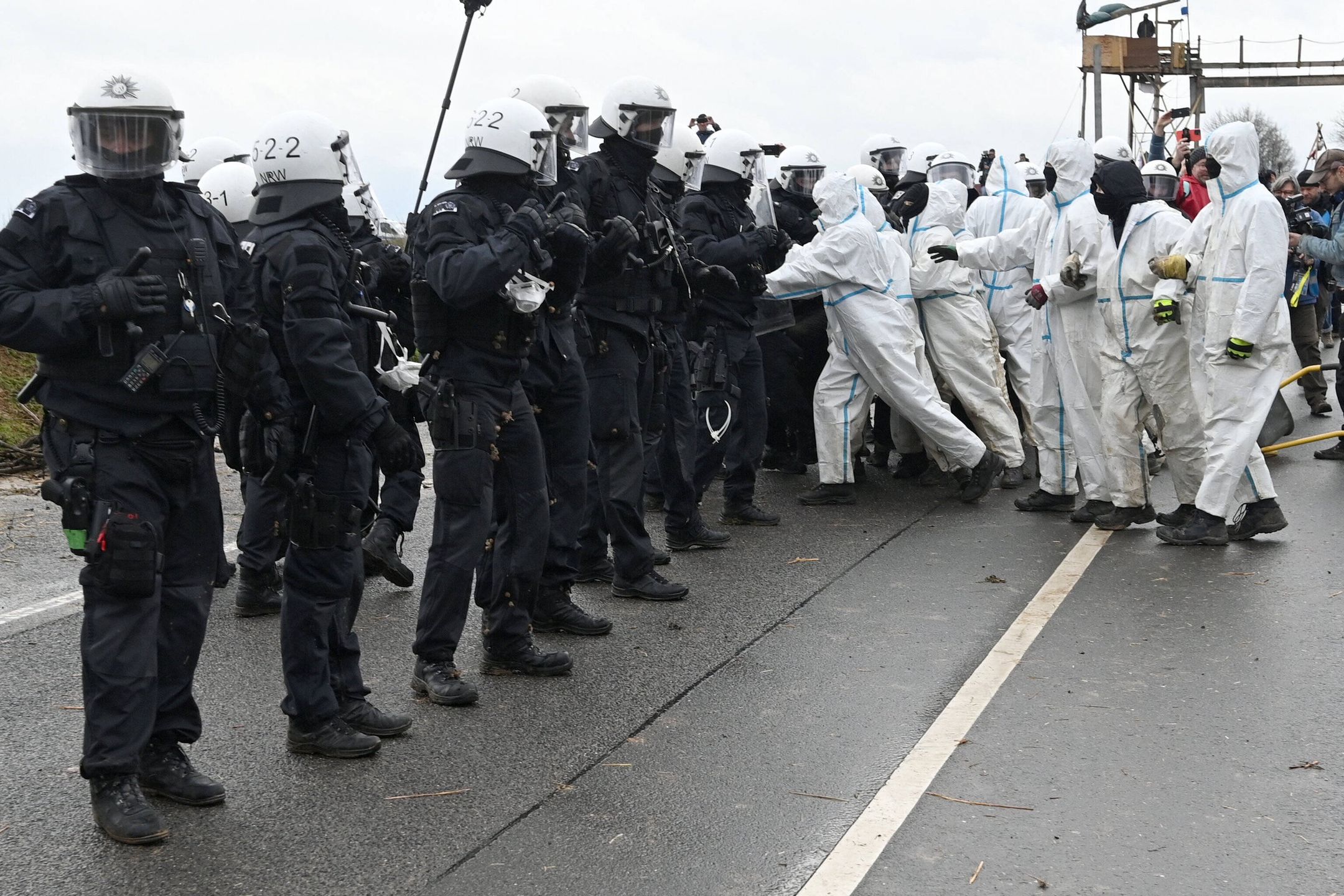 Activists block road to Luetzerath village set to be demolished
02 January 2023, North Rhine-Westphalia, Luetzerath: Police officers (L) and activists scuffle along a road leading to a road to the village of Luetzerath. German climate activists positioned themselves on Monday behind a burning barricade to stop construction workers reaching a village earmarked for demolition for mining works. Photo: Henning Kaiser/dpa 
Dostawca: PAP/DPA.
Henning Kaiser