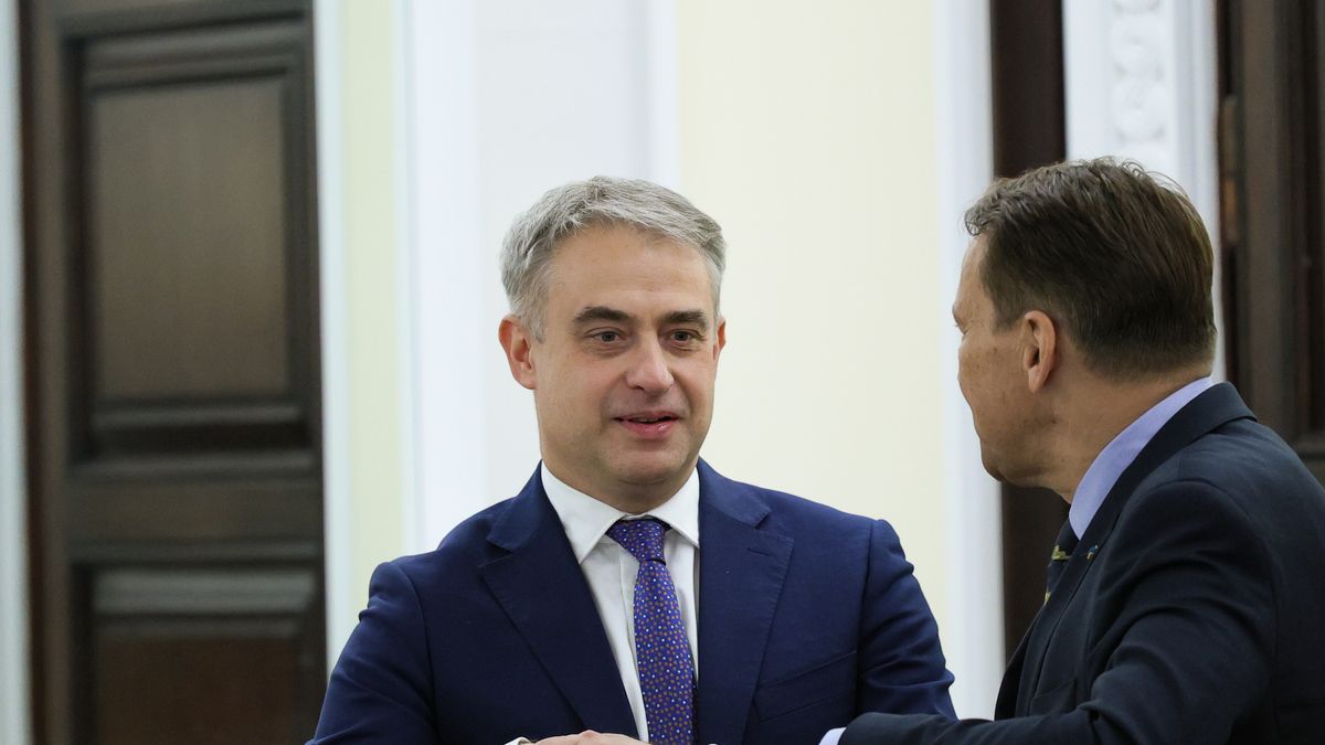 Warszawa, 12.11.2025. Wicepremier, minister spraw zagranicznych Radosław Sikorski (P) i wicepremier, minister cyfryzacji Krzysztof Gawkowski (L) na posiedzeniu rządu w KPRM w Warszawie, 12 bm. Rada Ministrów zajmie się m.in. projektem noweli Kodeksu rodzinnego i opiekuńczego oraz niektórych innych ustaw. Proponowane przez Ministerstwo Sprawiedliwości przepisy zakładają wprowadzenie do polskiego prawa możliwości rozwodu pozasądowego. (mr) PAP/Rafał Guz