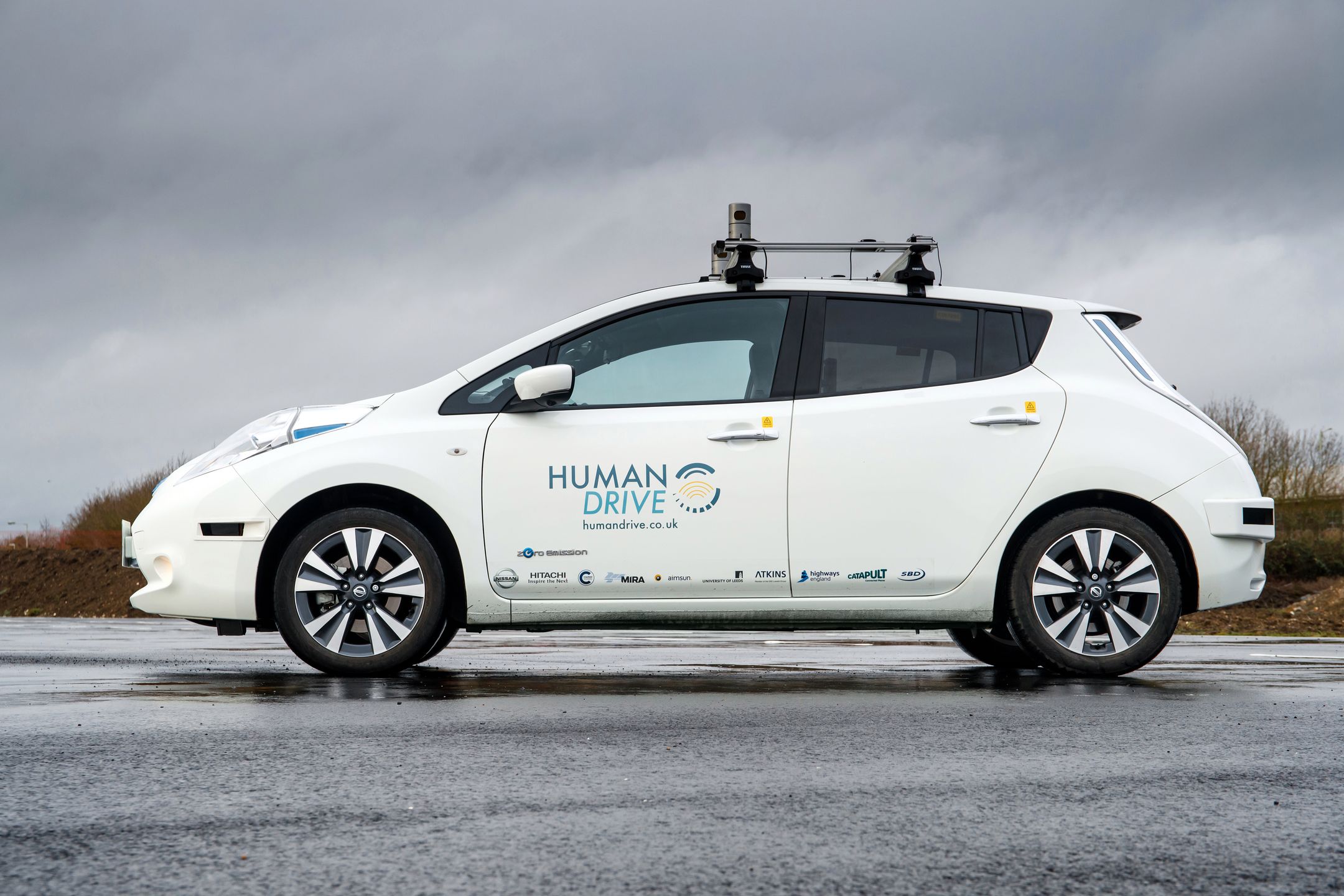 Ot, zwykły nissan leaf z bagażnikiem dachowym i naklejkami? Nic bardziej mylnego