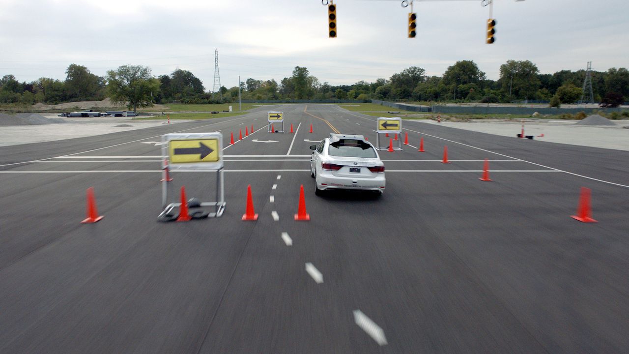 Samochód autonomiczny Toyoty podczas próby slalomu