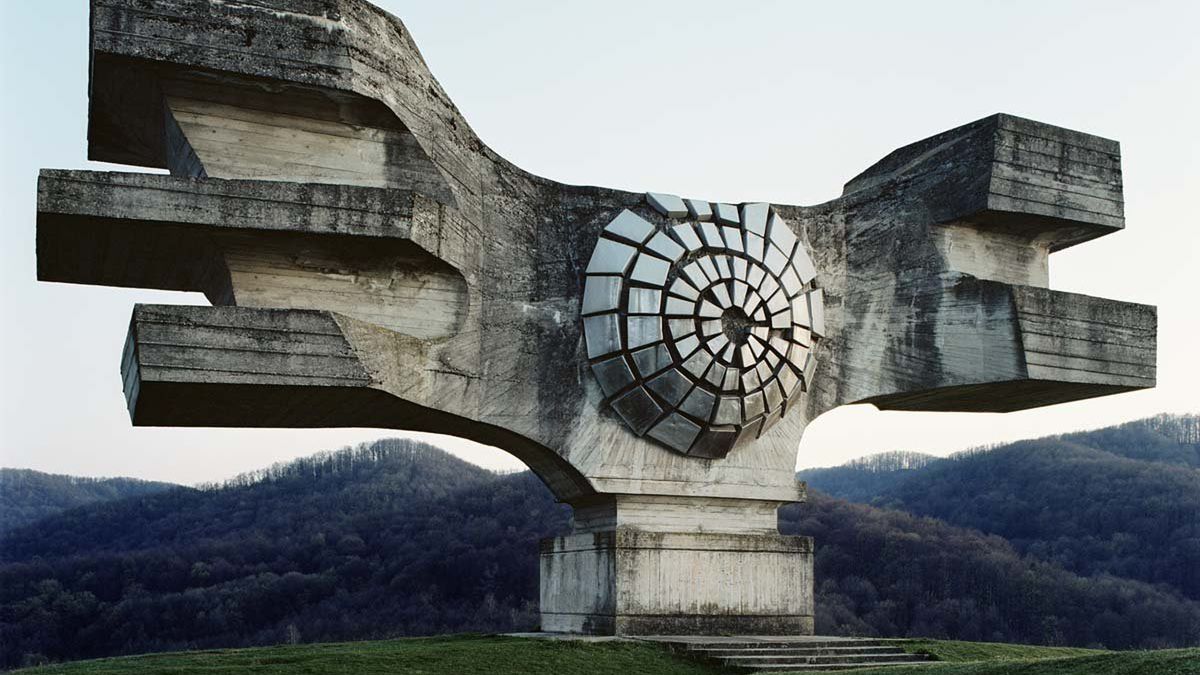 Jan Kempenaers sfotografował opuszczone obiekty w dawnej Jugosławii. Wyglądają jak statki obcej cywilizacji 1