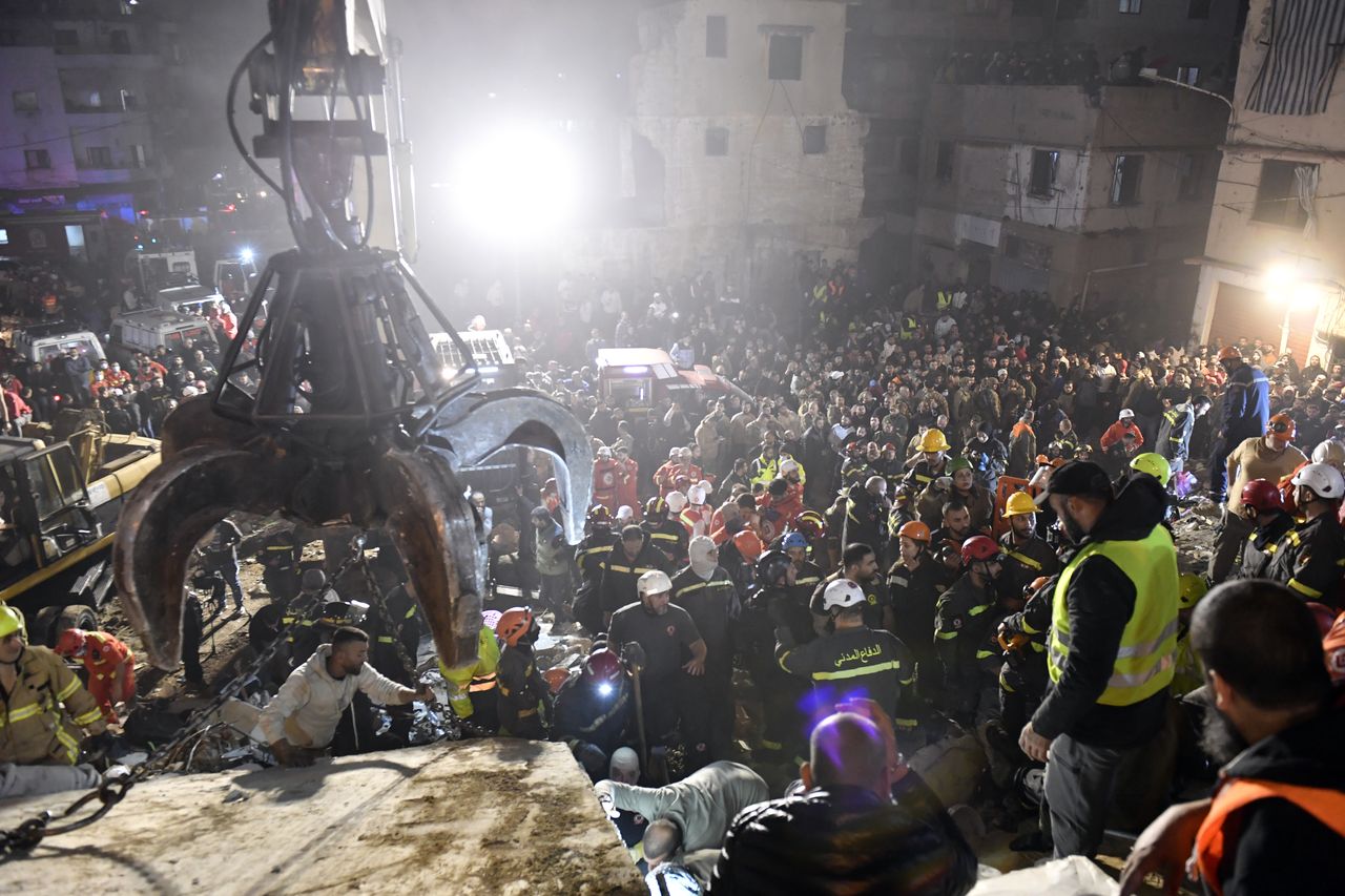 Tłumy na ruinach. Robili, co mogli. Nagranie mrozi krew w żyłach