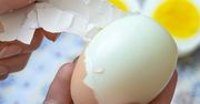 Tak w mig obierzesz jajka. Skorupka schodzi niemal cała