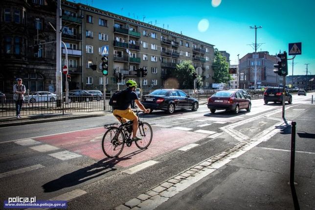 Rowerzysta na śluzie rowerowej