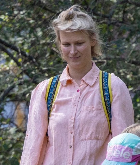 Agnieszka Żulewska bawi się z synem w parku