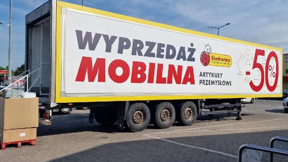 Przyczepa wyprzedażowa Biedronki w Lublinie