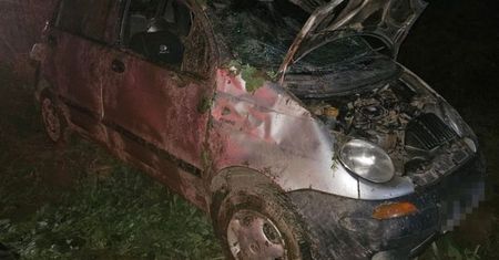 Daewoo wypadło z drogi i dachowało. Kierowca zginął na miejscu