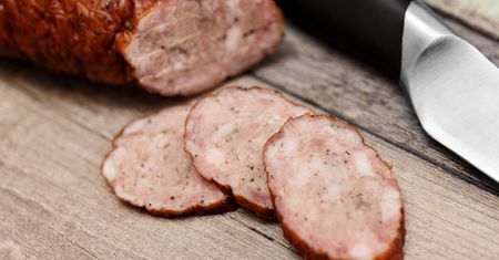 Dziadek co roku na Wielkanoc robi swojską kiełbasę. Jej smak jest nie do podrobienia
