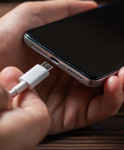 Nigdy nie ładuj tak smartfona. Poważny błąd