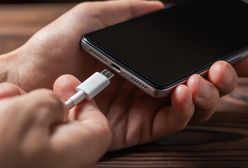 Nigdy nie ładuj tak smartfona. Poważny błąd