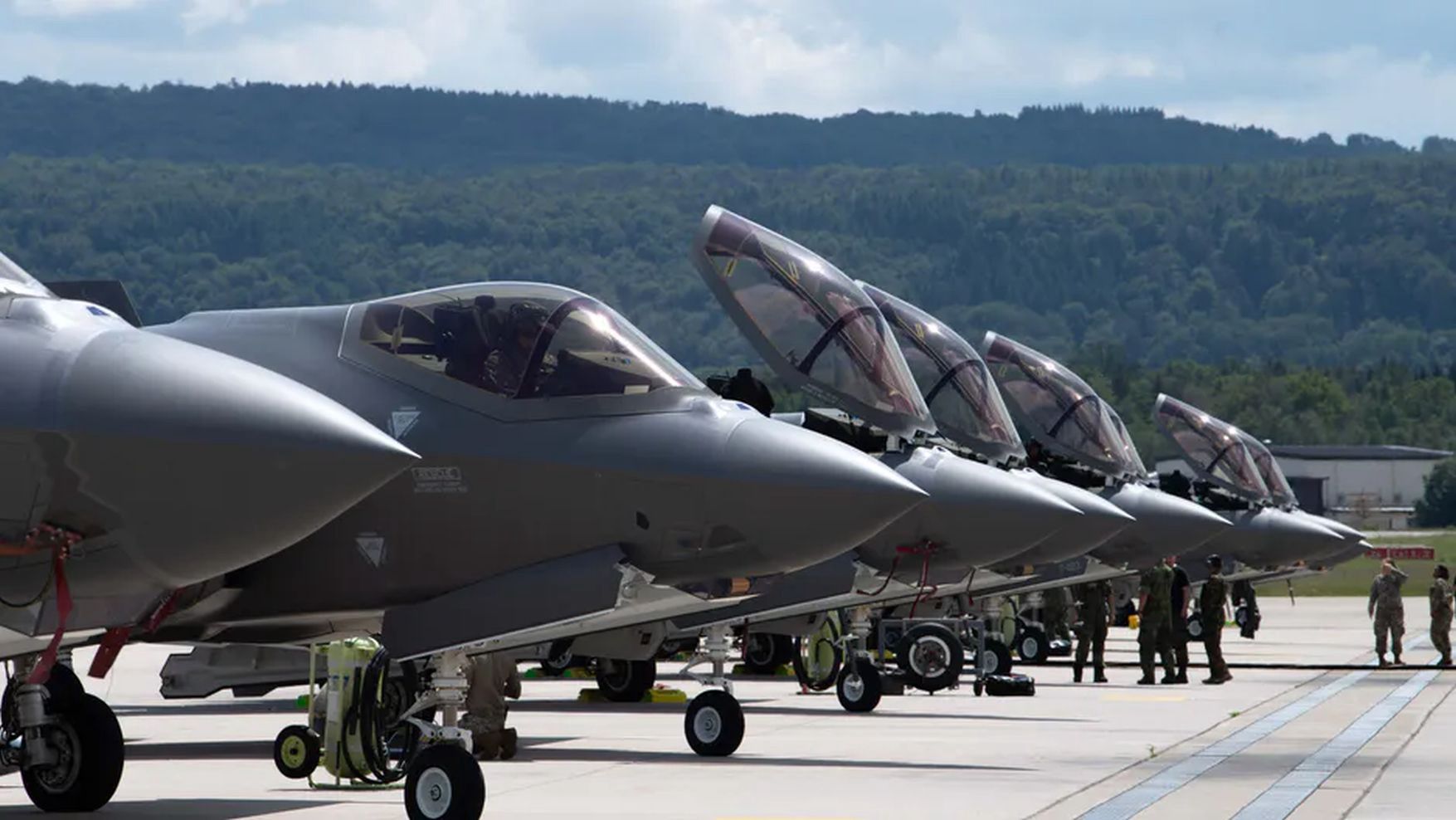 Myśliwce F-35A Lightning II na płycie lotniska