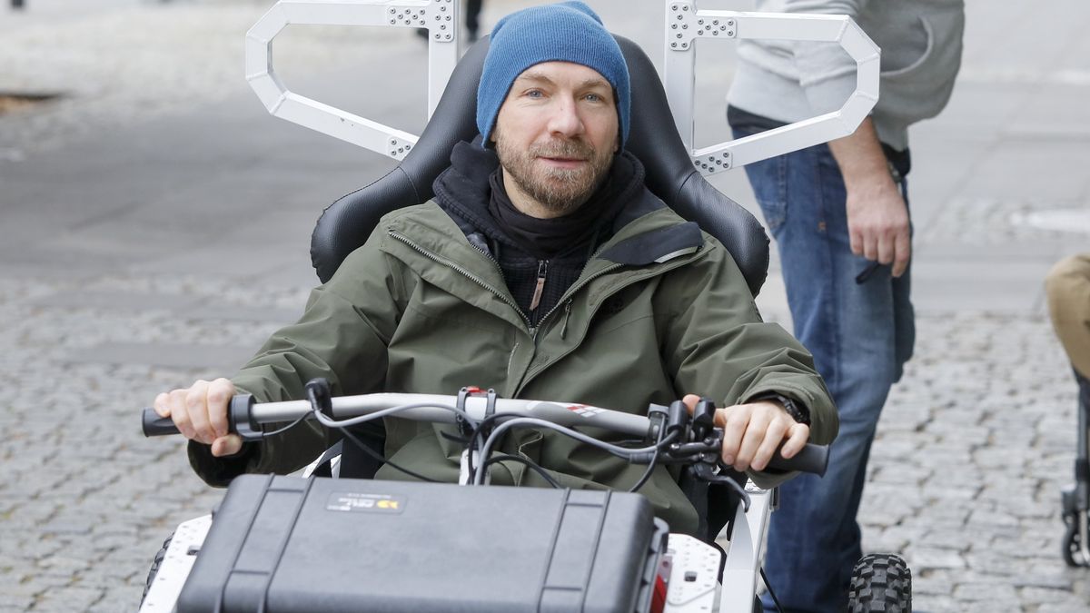 Przemysław Kossakowski pod studiem "Dzień Dobry TVN"