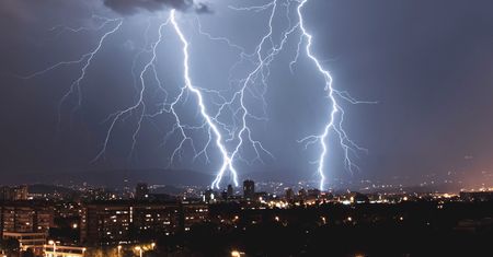 Jak zachować się w czasie burzy? O tych zasadach trzeba pamiętać