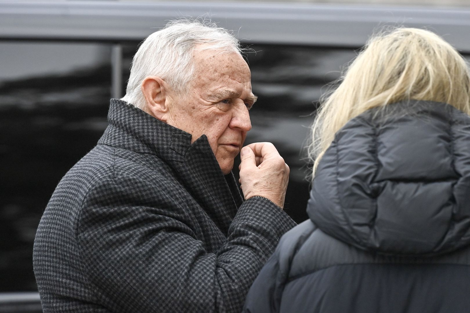 Marek Kondrat nieczęsto pokazuje się publicznie. To zdjęcie wykonano w styczniu 2024 roku na pogrzebie Janusza Majewskiego.
