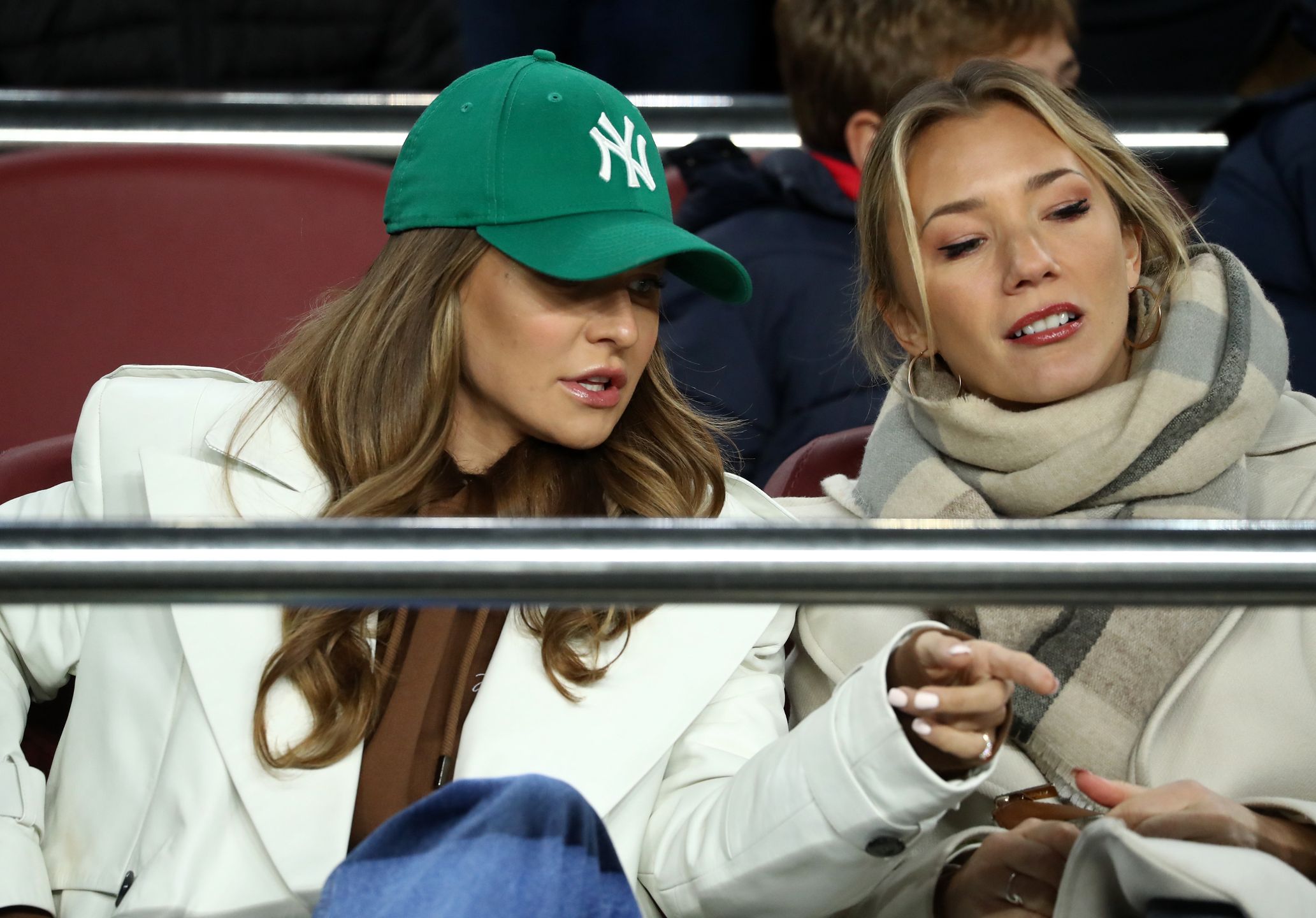 Anna Lewandowska na trybunach z WAGs