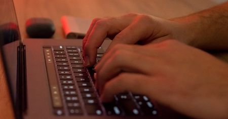Od roku skrypt pracuje za niego. Nikt się nie zorientował