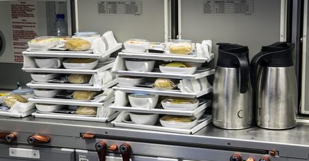 Linie lotnicze rezygnują z ciepłych dań. Sugerują pasażerom zabranie własnego prowiantu