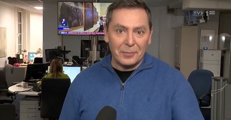Rozpaczliwy krok TVP. Adamczyk pojawił się w "Wiadomościach"
