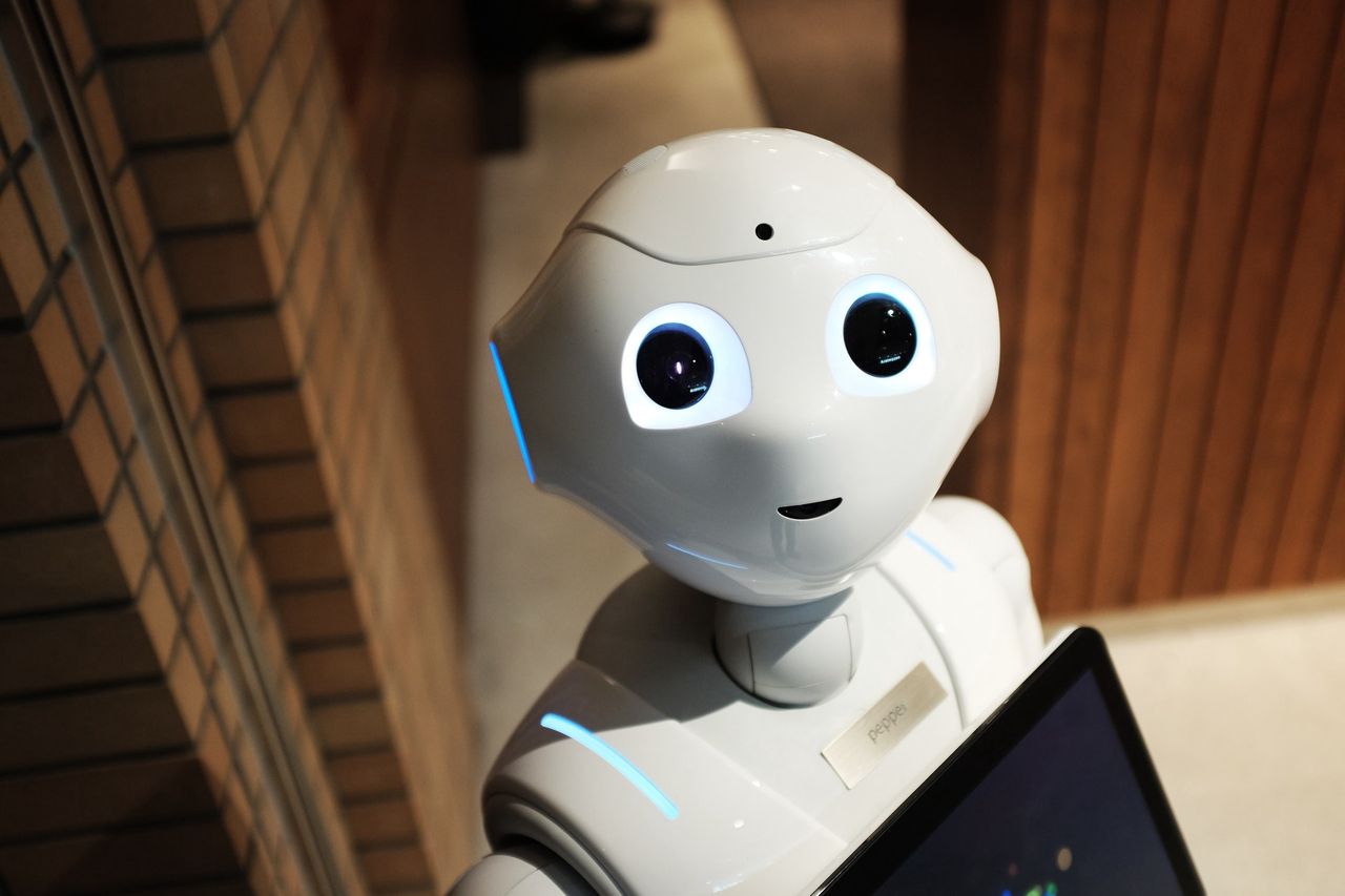 Sztuczna inteligencja - robot.