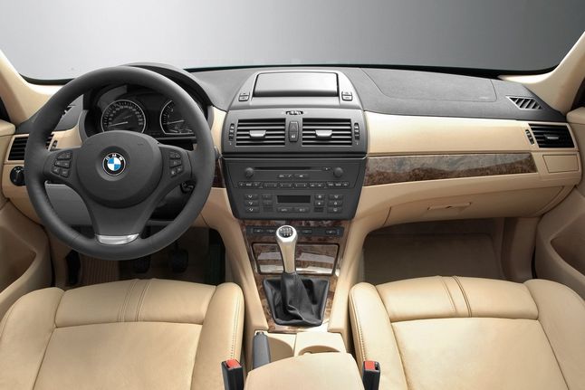 Wnętrze BMW X3 jest przestronne i świetnie wykonane.
