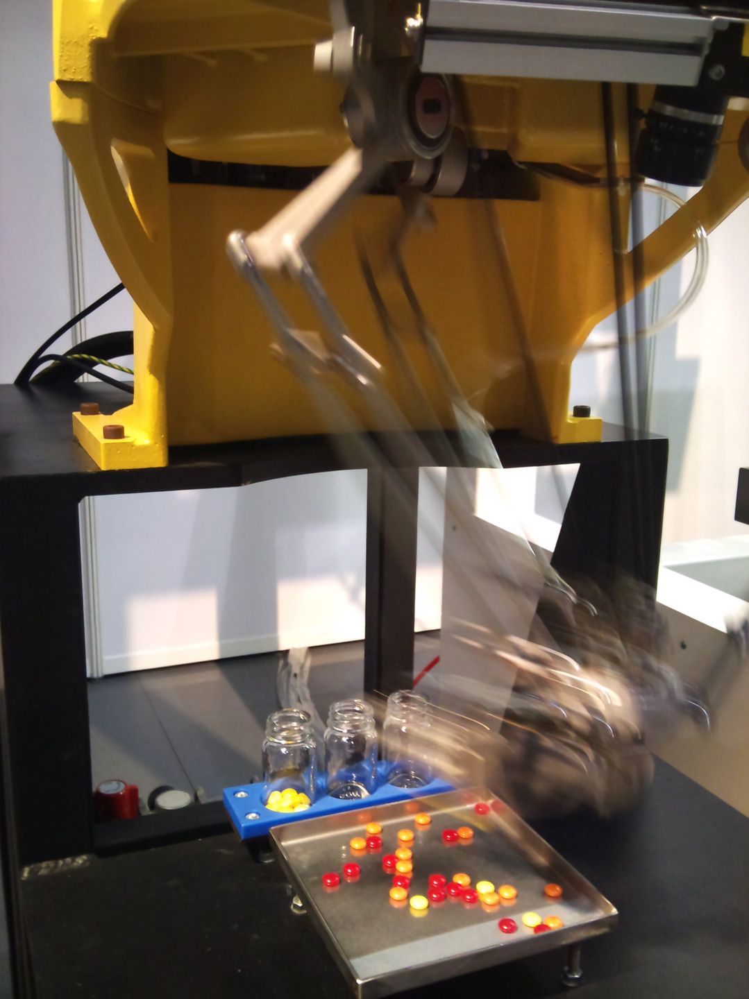 Superszybki robot, który działa jak ludzka ręka [wideo]