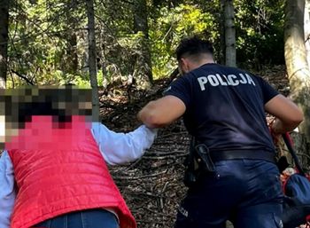 Zabłądziła podczas grzybobrania. Policjanci kazali jej zrobić jedną rzecz