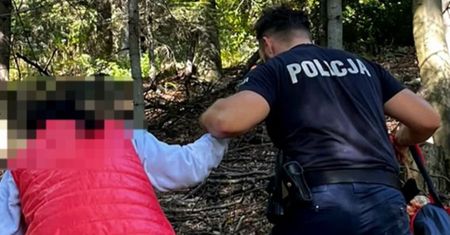Zabłądziła podczas grzybobrania. Policjanci kazali jej zrobić jedną rzecz