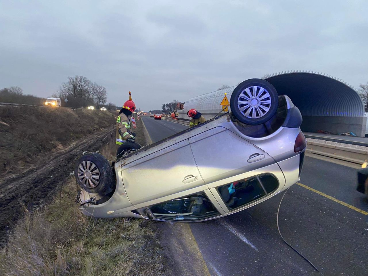 Dachowanie na S7. Są zdjęcia z wypadku