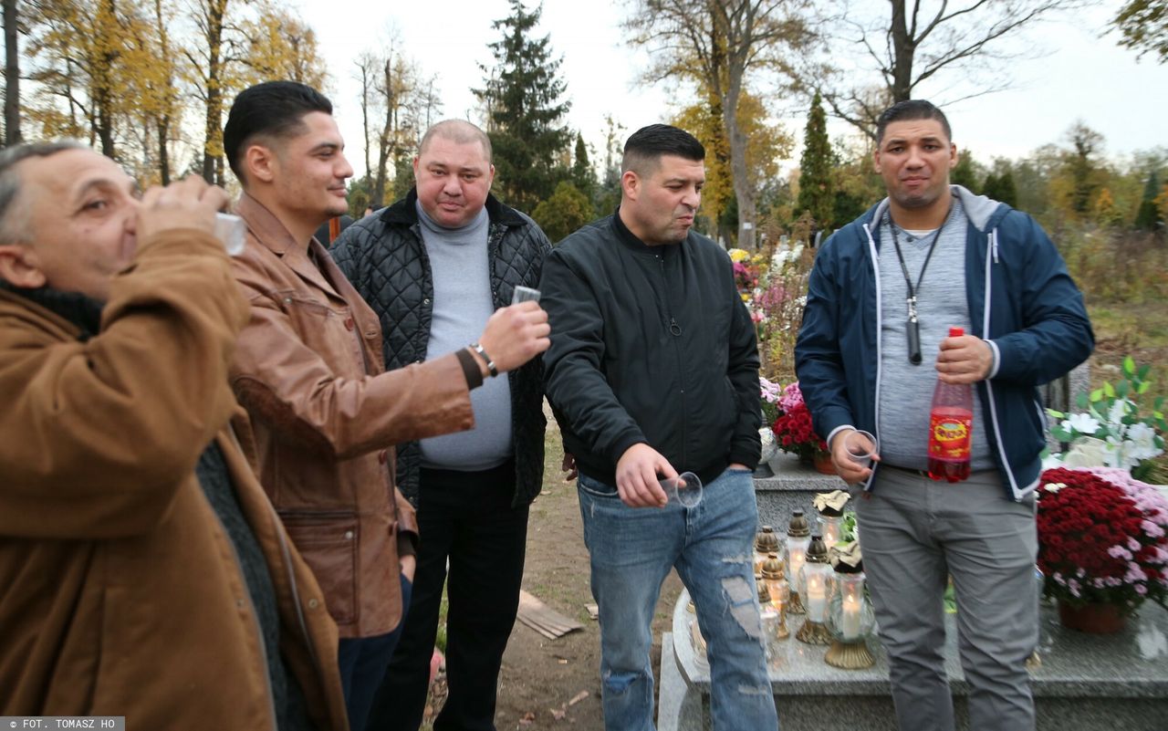 Romowie świętujący Wszystkich Świętych na wrocławskim cmentarzu 