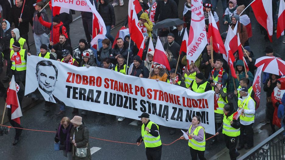 Warszawa, 11.11.2025. Obchody Narodowego Święta Niepodległości. Marsz Niepodległości, 11 bm. w Warszawie. Marsz pod hasłem ?Jeden Naród ? silna Polska? przechodzi ulicami Warszawy na błonia Stadionu Narodowego. (aldg) PAP/Paweł Supernak