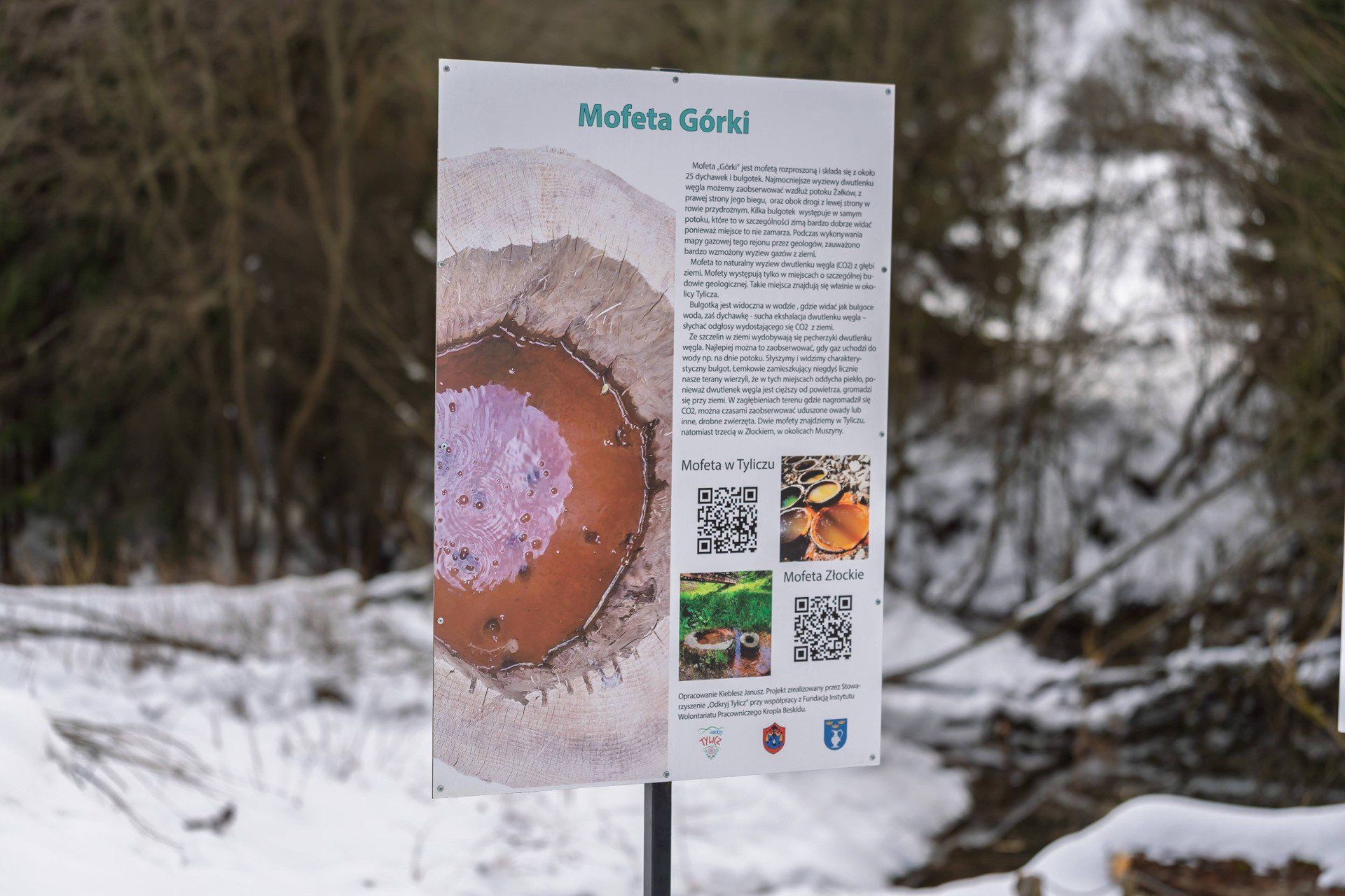 Są tam tablice informacyjne o mofetach i specjalna ścieżka