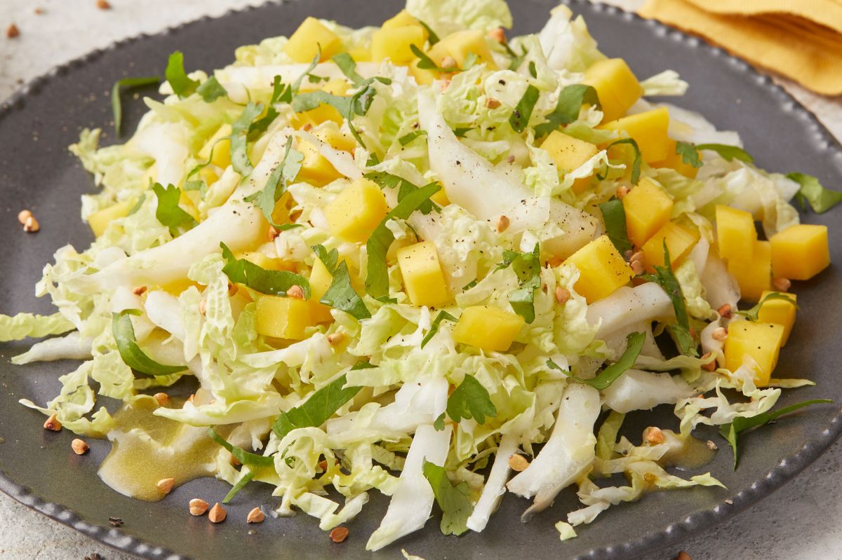 Jest idealna do kotletów i ryby. Ta surówka z kapusty pekińskiej nie ma sobie równych