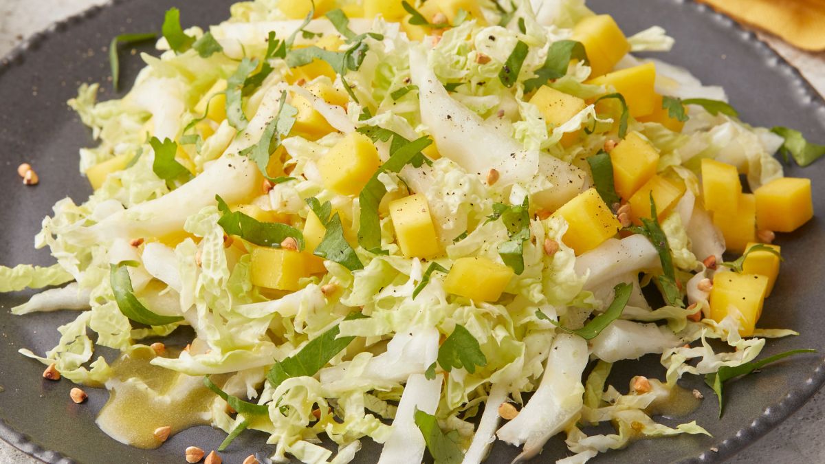 Surówka z pekinki świetnie smakuje z owocowym dodatkiem