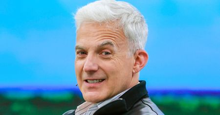 Urbański wrócił do zawodu. Twarz nie do poznania w serialu Netflixa