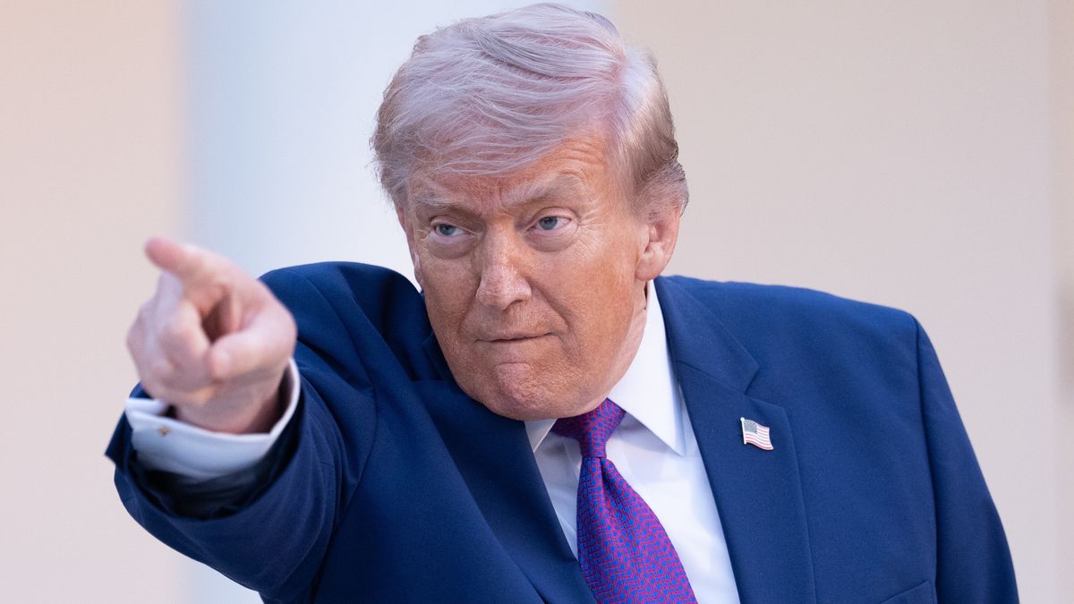 US President Donald Trump gestures during a law enforcement leaders dinner, celebrating the start of National Police Week, in the Rose Garden of the White House in Washington, DC, USA, 11 May 2026. EPA/AARON SCHWARTZ / POOL Dostawca: PAP/EPA.