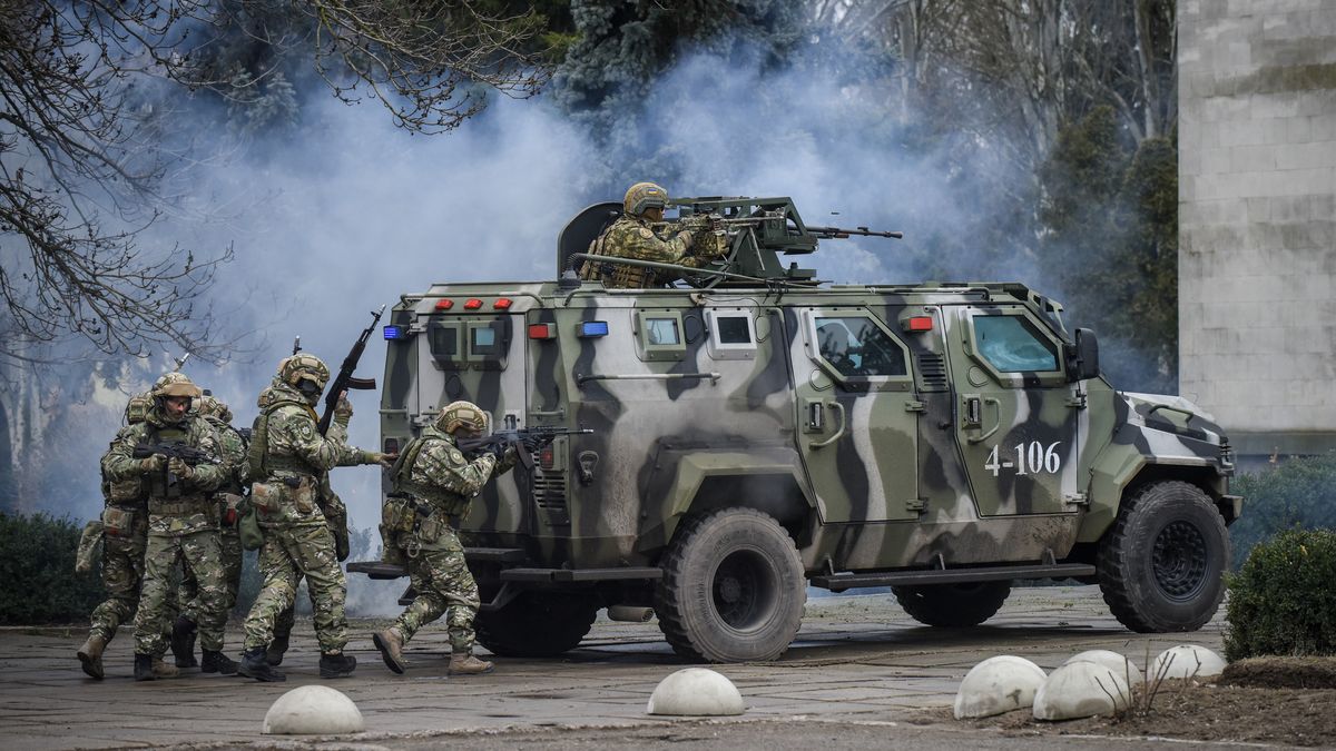 The special tactical training exercises in the Kherson area, South Ukraineepa09750329 Ukrainian police and National Guard servicemen take part in an exercises near the Kalanchak village of Skadovsk district of Kherson area, South Ukraine, 12 February 2022. The special tactical training exercises for timely and effective response to situation with destabilizing factors were conducted in Kherson region, which are located critically close to the administrative border with Crimea peninsula annexed by Russia in 2014. More than thousand law enforcement officers (police, National Guard, State Emergency Service, Border Guard service, State migration Service and so on) special equipment, including a helicopter group were involved in the exercises.  EPA/OLEG PETRASYUK Dostawca: PAP/EPA.OLEG PETRASYUK