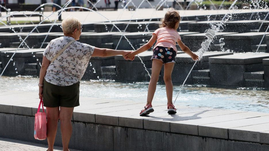 12.07.2023 LUBLIN UPAL ZAR GORAC POGODA PLAC LITEWSKI TEMPERATURA WODA CIEN FONTANNA KURTYNA WODNA SPACER LATO W MIESCIE LAWKA ODPOCZYNEK FOT. LUKASZ KACZANOWSKI / POLSKA PRESS