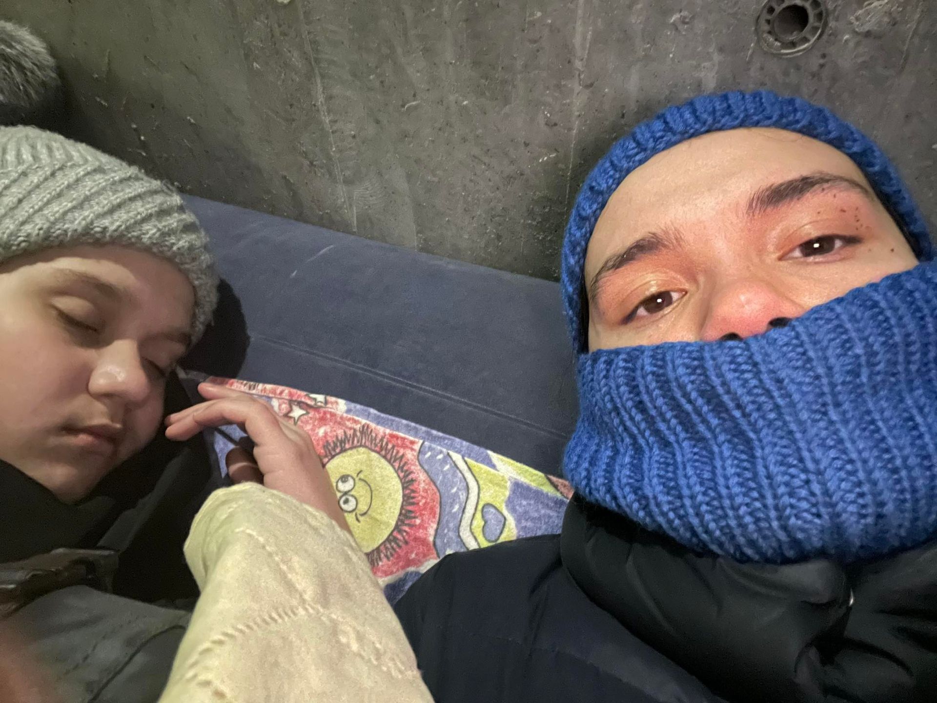 Oleksandra i jej siostra w pociągu do Polski