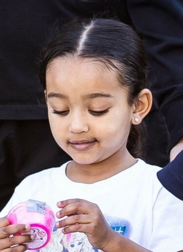 Khloe Kardashian buszuje po sklepach z córką i siostrzenicą