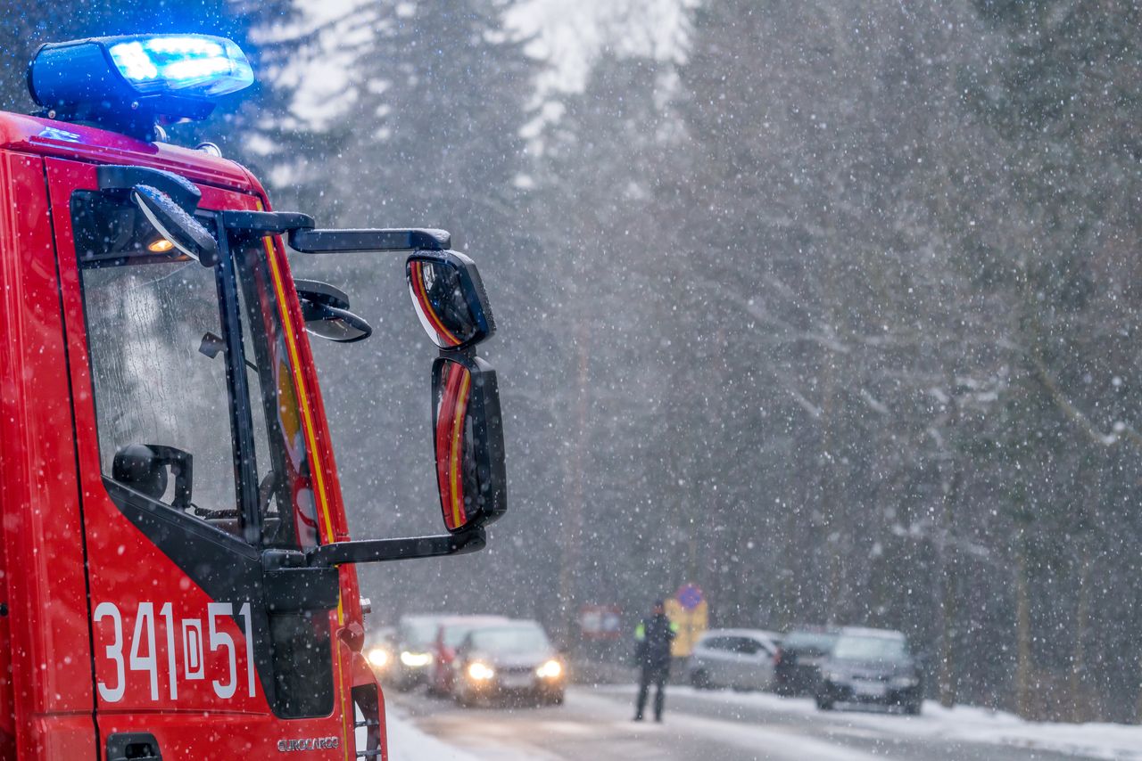 Rozgarty: Wypadek wozu strażackiego w powiecie świeckim. Jechali gasić pożar, skończyło się dachowaniem. Strażacy trafili do szpitala