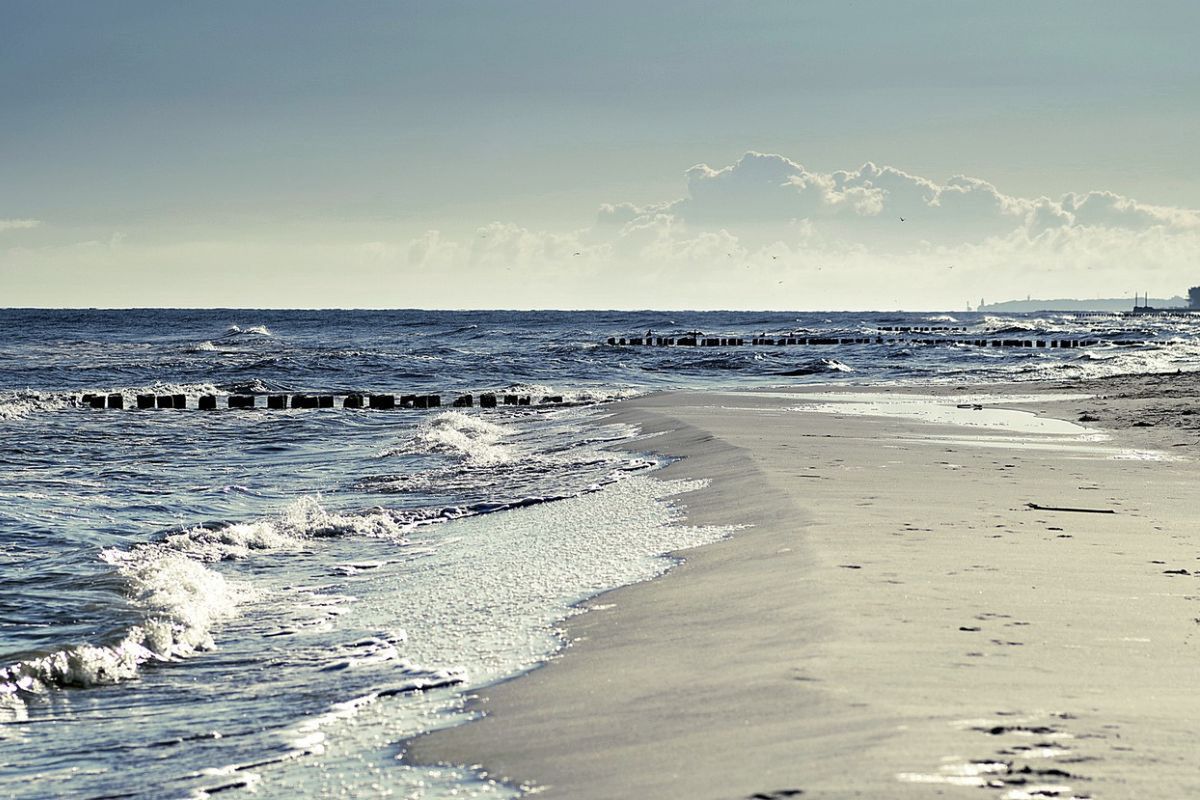 Szukasz w Polsce plaż bez parawanów? Mamy coś dla ciebie