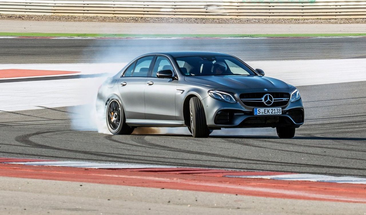 Mercedes-AMG zastosował w modelu E63 tryb Drift. Napęd na cztery koła jest koniecznością, ale kierowca wciąż może korzystać wyłącznie z tylnego.