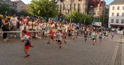 Bieg Nocy Letniej 2025: Starty dzieci i wspaniały doping na trasie. Strefy kibica szkół zachwycają